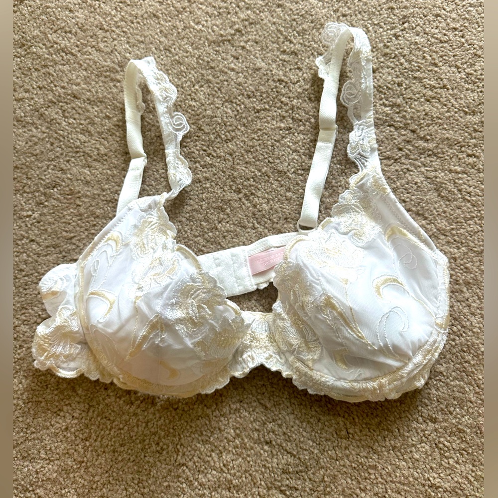 NWOT- VS white lace bra - 36C & thong set!